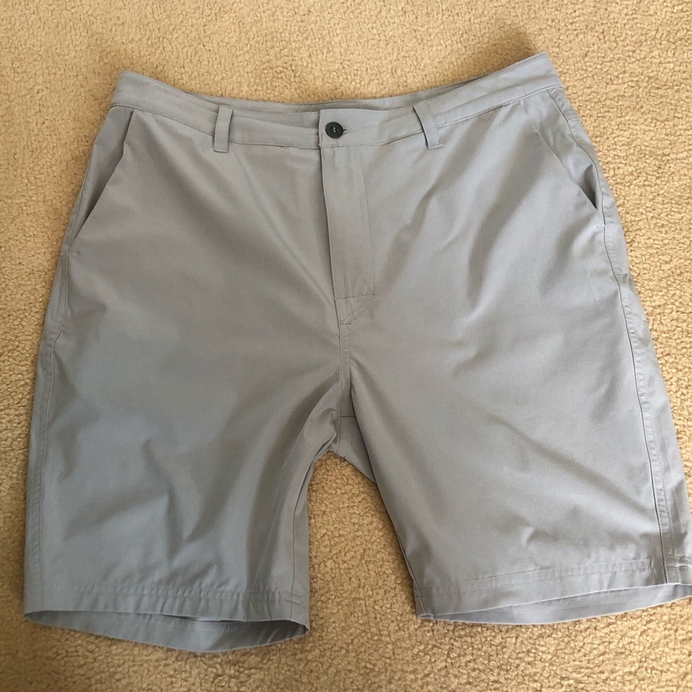 Saxx Men's Light Gray Flat-Front Casual Shorts